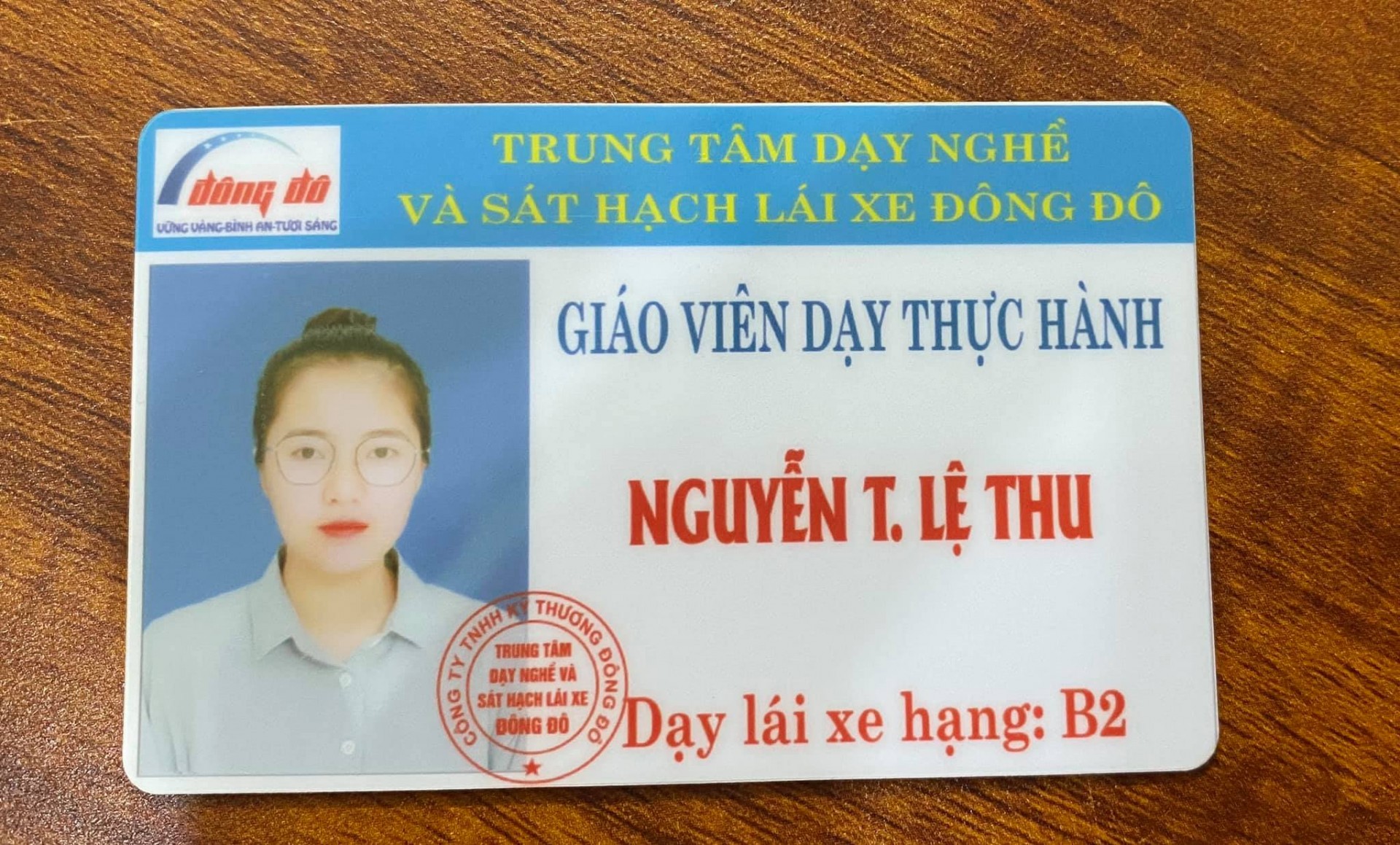 Nữ giáo viên dạy lái kể lại tình huống phản xạ cực nhanh khi xe đầu kéo đi bên cạnh nổ lốp