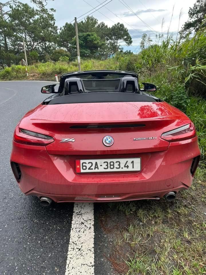 BMW Z4 vượt ẩu lấn làn tông xe máy trên đèo D’ran BMW Z4 vượt ẩu lấn làn tông xe máy trên đèo D’ran