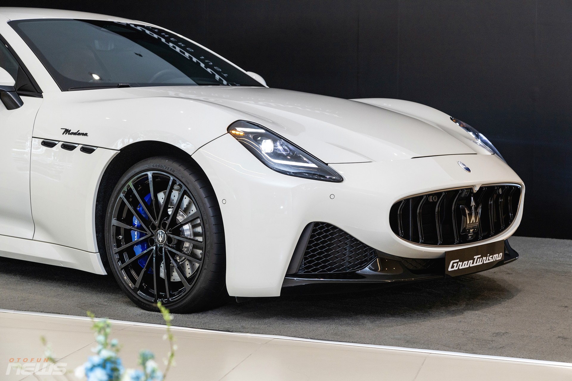 Cảnh cảnh xe thể thao Maserati GranTurismo 2024