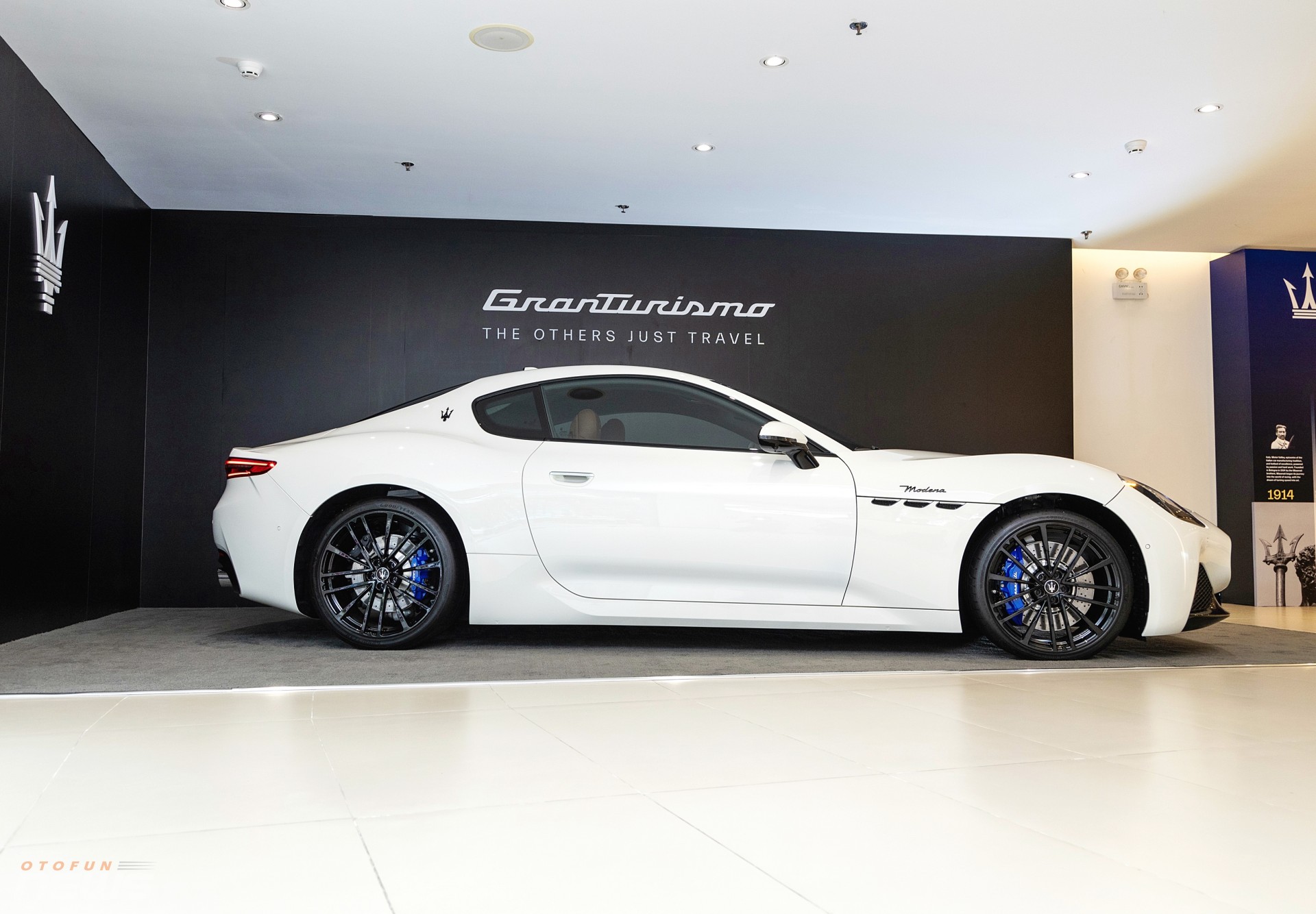 Cảnh cảnh xe thể thao Maserati GranTurismo 2024