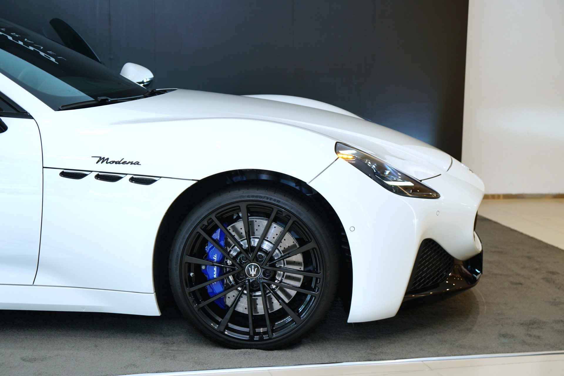 Cảnh cảnh xe thể thao Maserati GranTurismo 2024