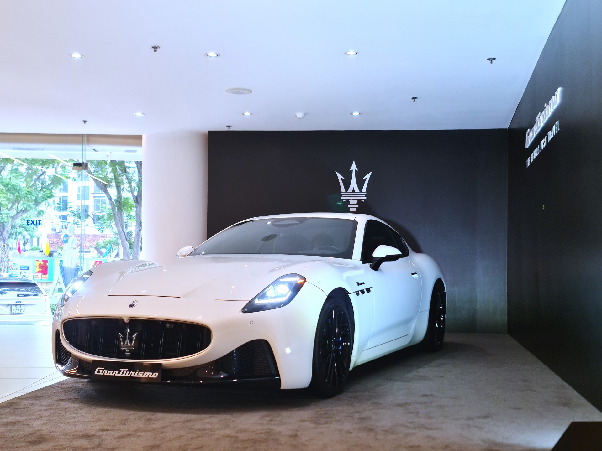 Cảnh cảnh xe thể thao Maserati GranTurismo 2024