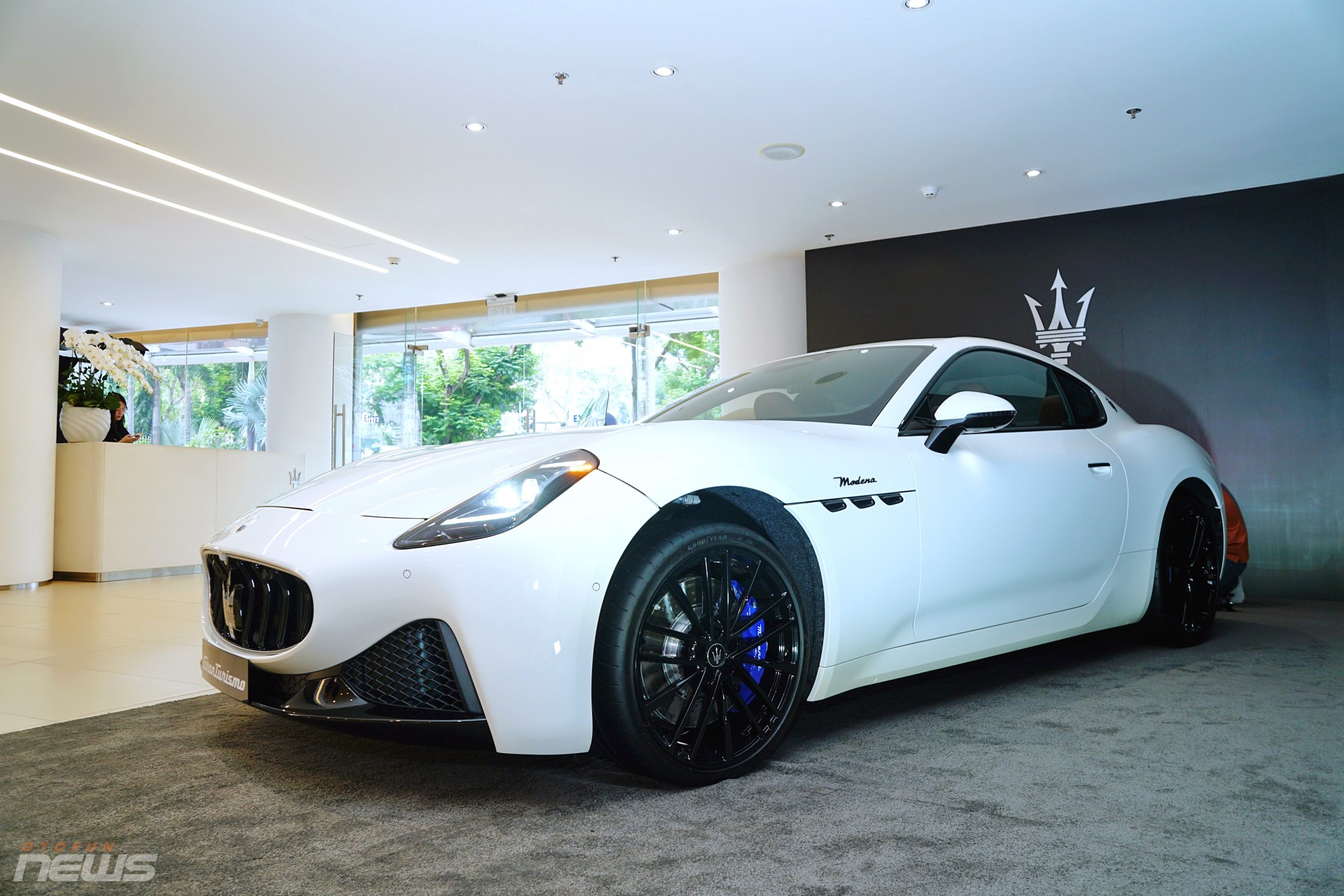 Cảnh cảnh xe thể thao Maserati GranTurismo 2024