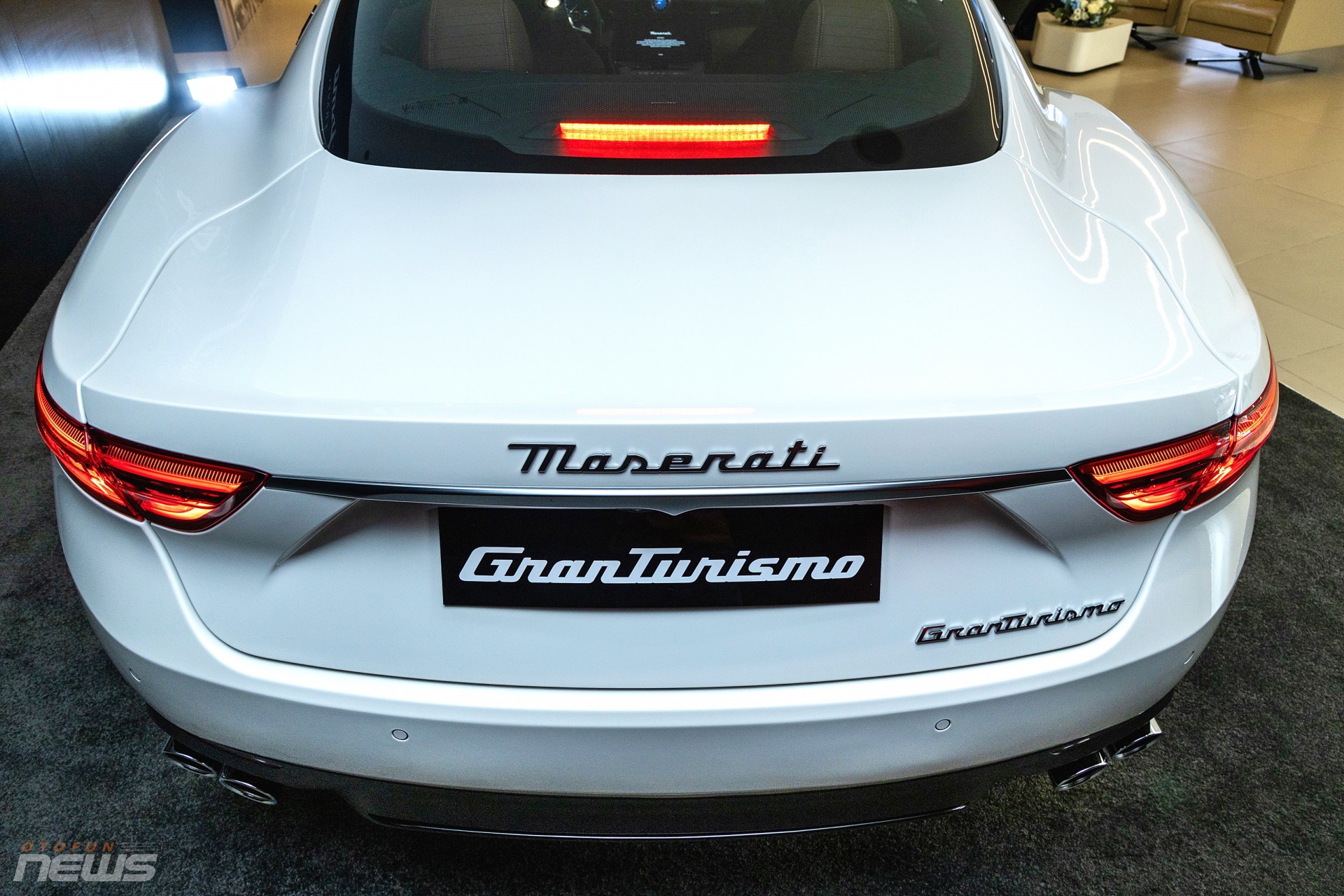 Cảnh cảnh xe thể thao Maserati GranTurismo 2024