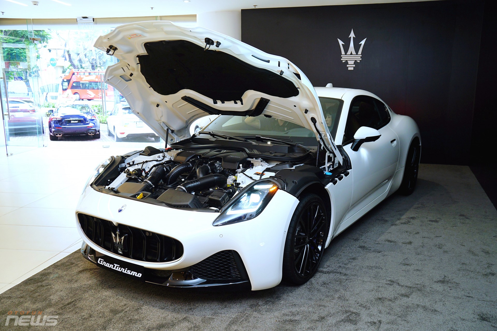 Cảnh cảnh xe thể thao Maserati GranTurismo 2024