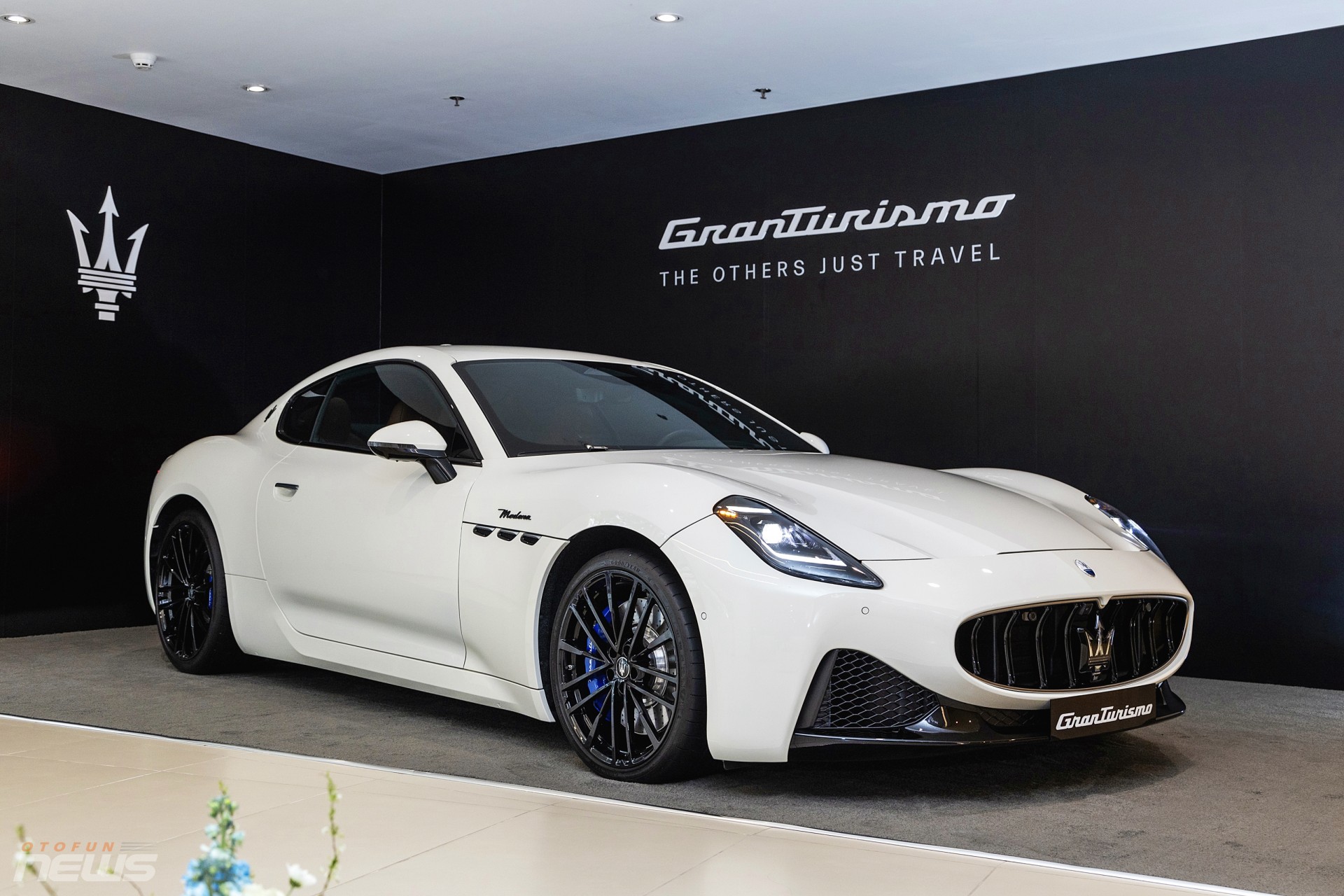 Cảnh cảnh xe thể thao Maserati GranTurismo 2024