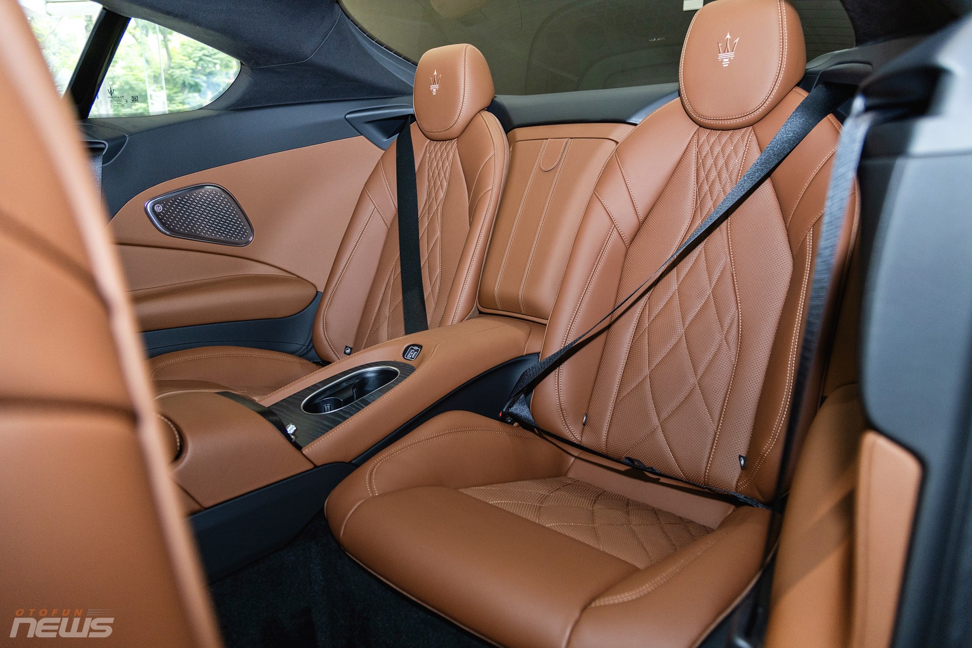 Cảnh cảnh xe thể thao Maserati GranTurismo 2024