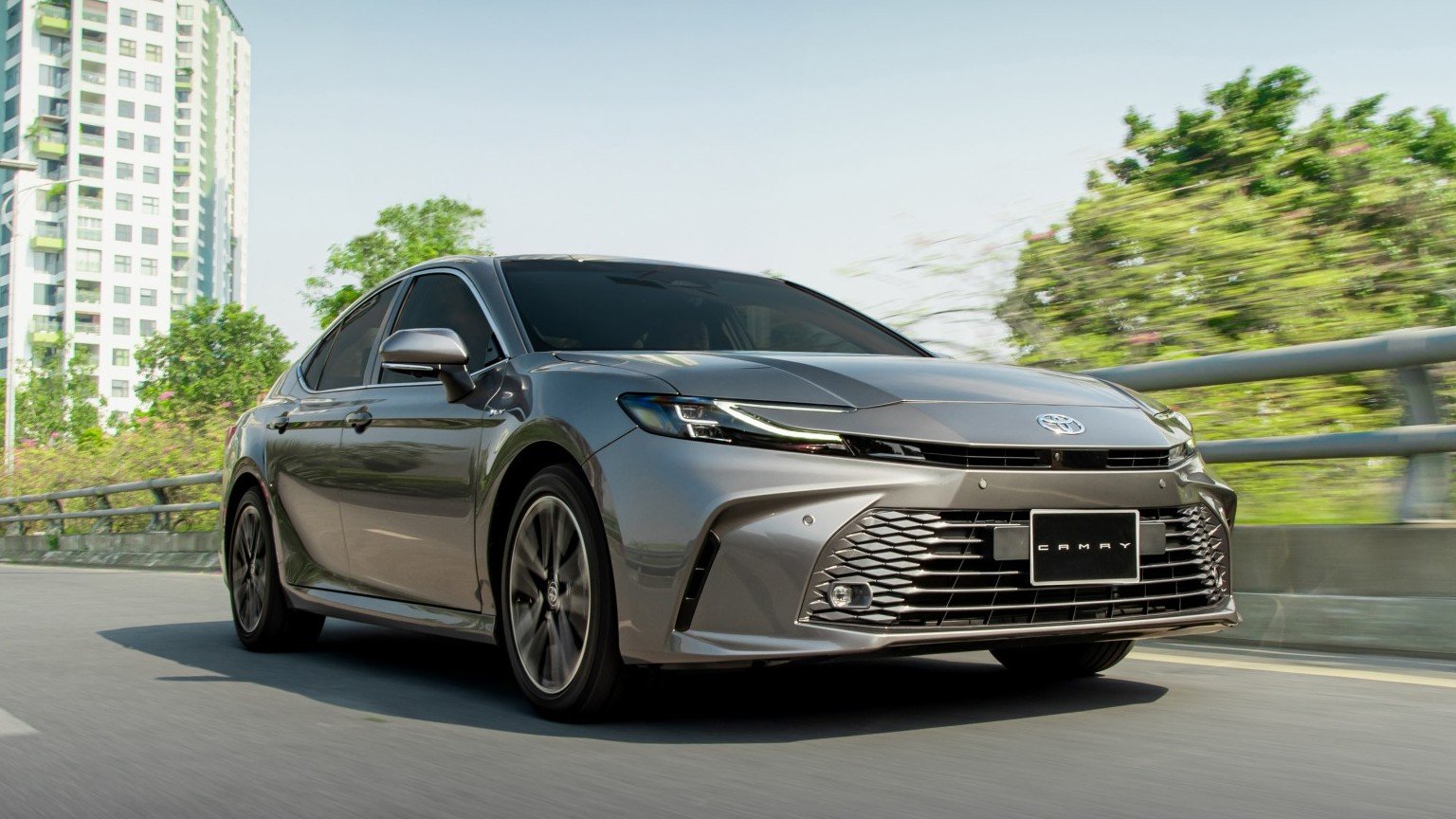 Chọn mua phiên bản nào của Toyota Camry 2024: Giá chênh 300 triệu, trang bị tiện nghi và an toàn giống nhau