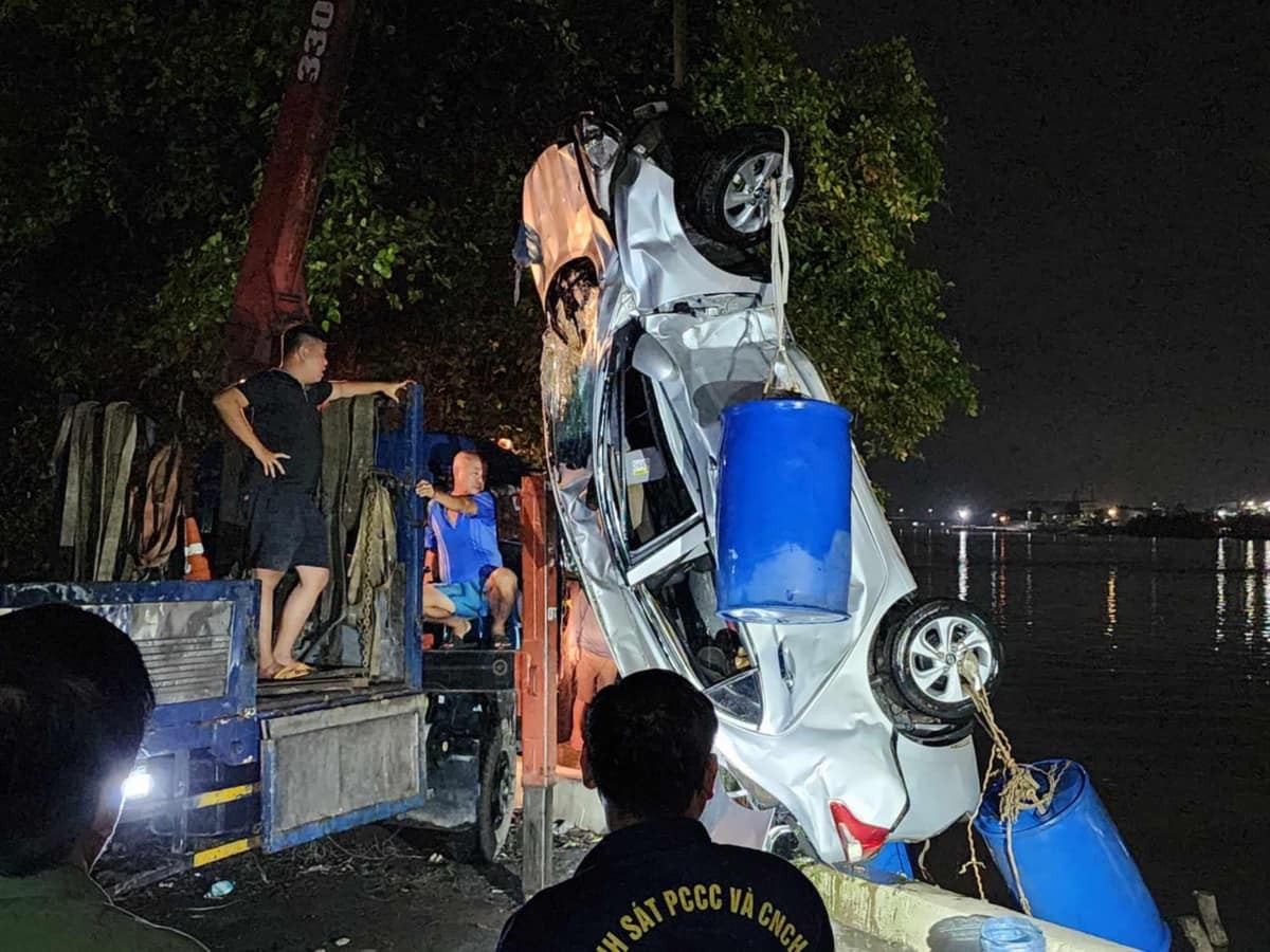 Ô tô tông sập lan can cầu Đồng Nai rơi xuống sông, đã tìm thấy nạn nhân, chưa vớt được xe