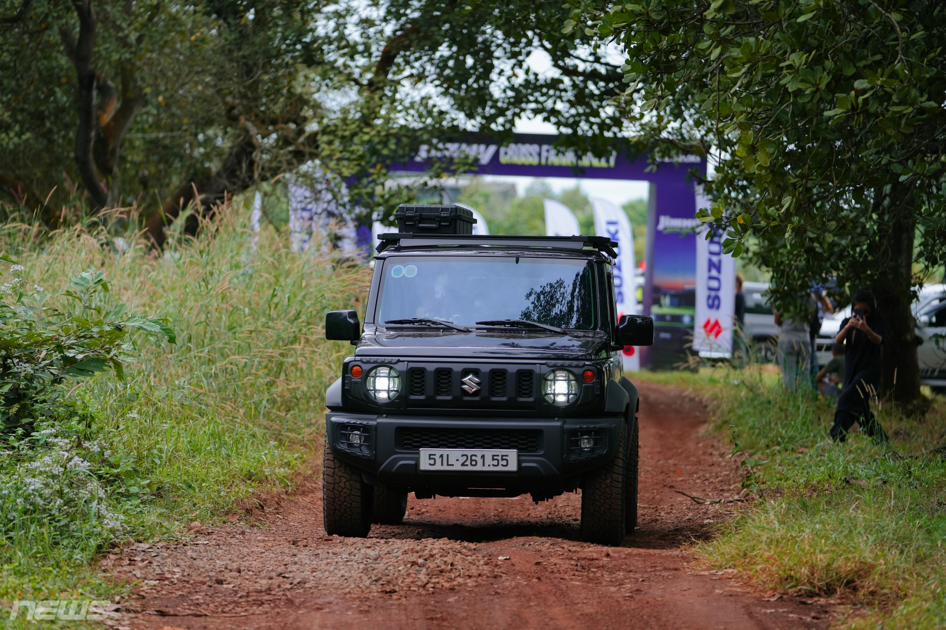 Gần 30 xe Suzuki Jimny tham gia trải nghiệm địa hình xuyên rừng cao su