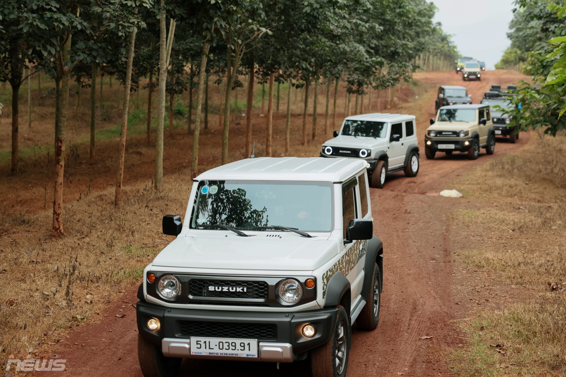 Gần 30 xe Suzuki Jimny tham gia trải nghiệm địa hình xuyên rừng cao su