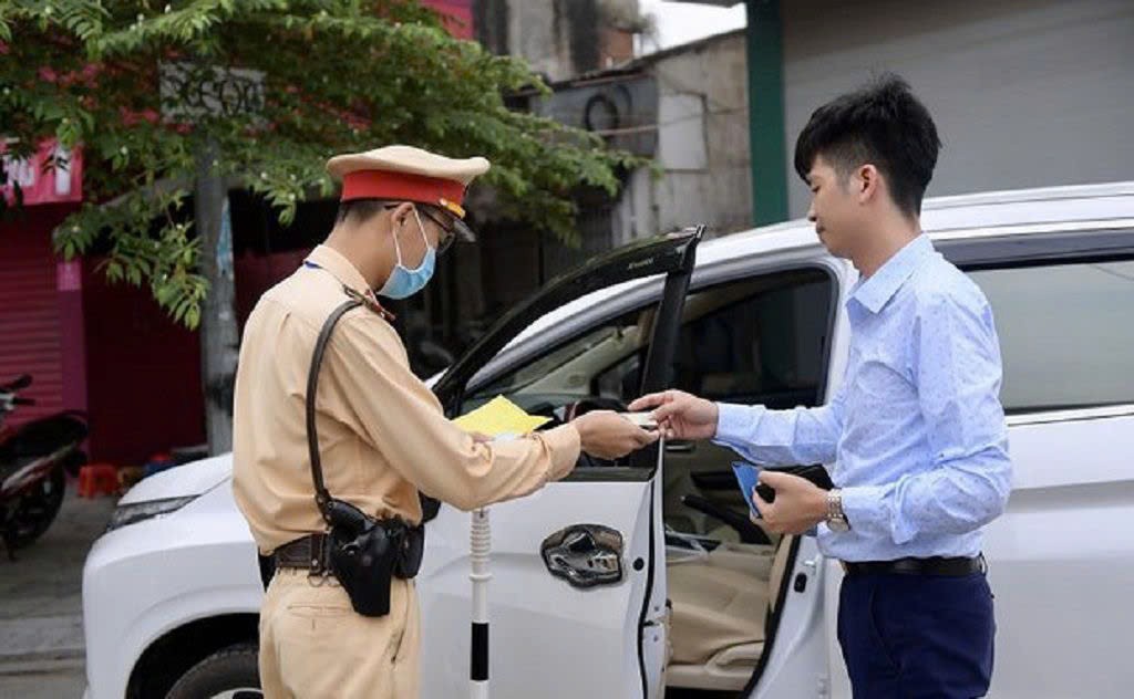 Mang giấy hẹn đăng ký ô tô lưu thông sẽ bị phạt tiền.