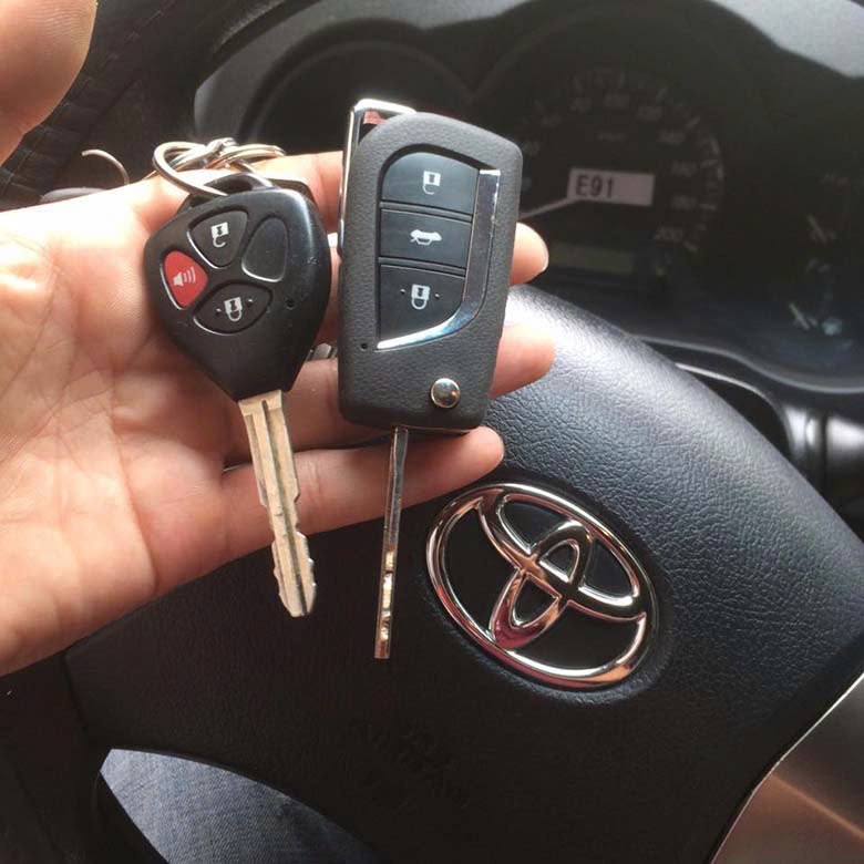 Chìa khóa có remote điều khiển trên ô tô.