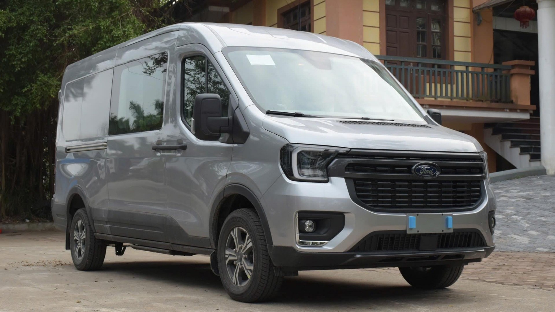 Ford Transit thêm phiên bản dành cho chở hàng tại Việt Nam