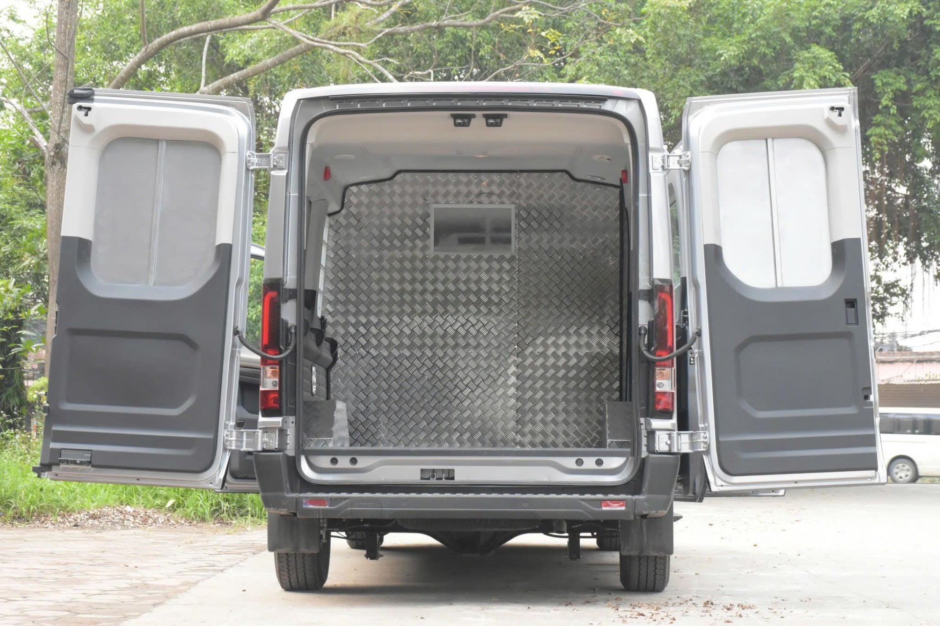 Ford Transit thêm phiên bản dành cho chở hàng tại Việt Nam Ford Transit thêm phiên bản dành cho chở hàng tại Việt Nam