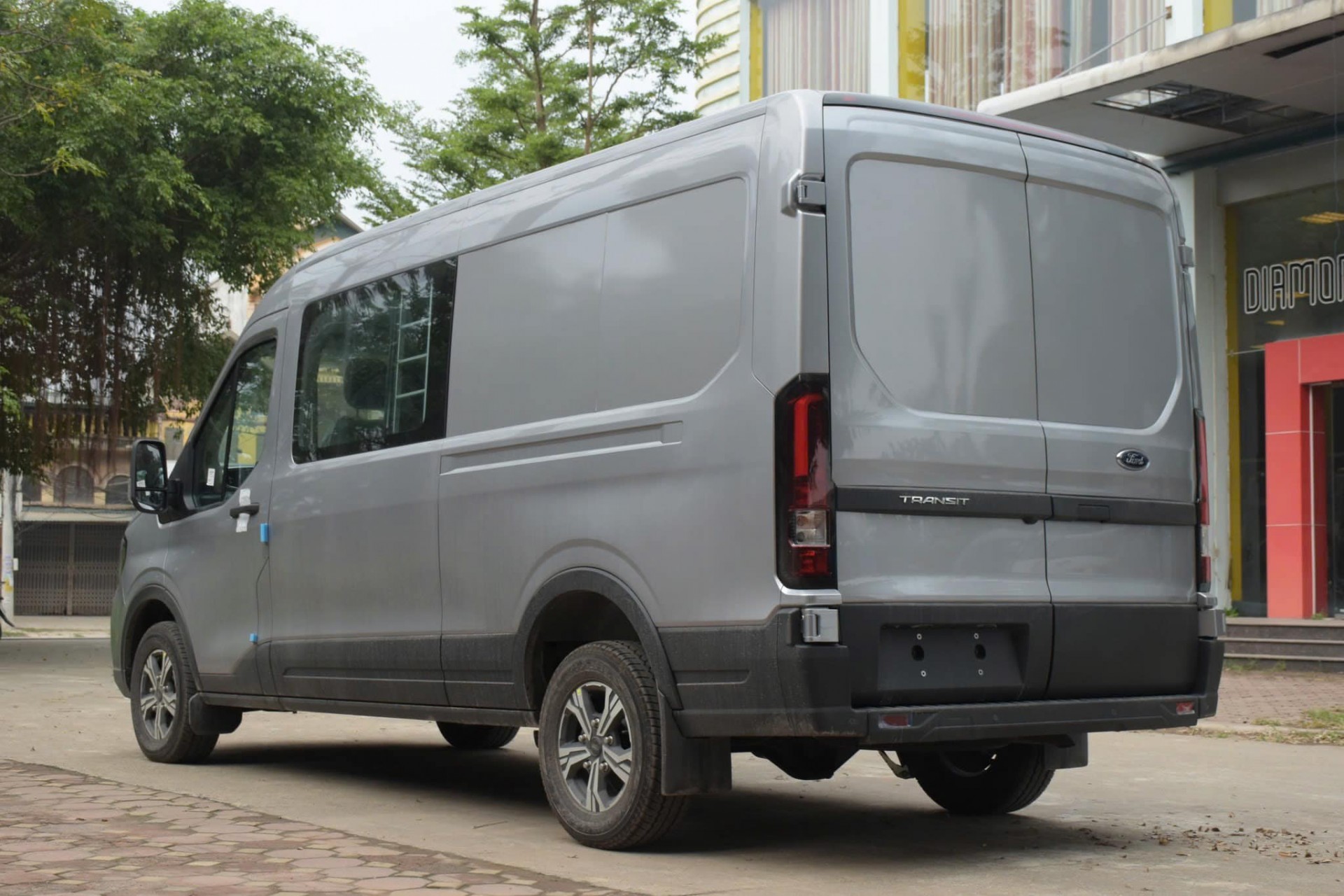 Ford Transit thêm phiên bản dành cho chở hàng tại Việt Nam