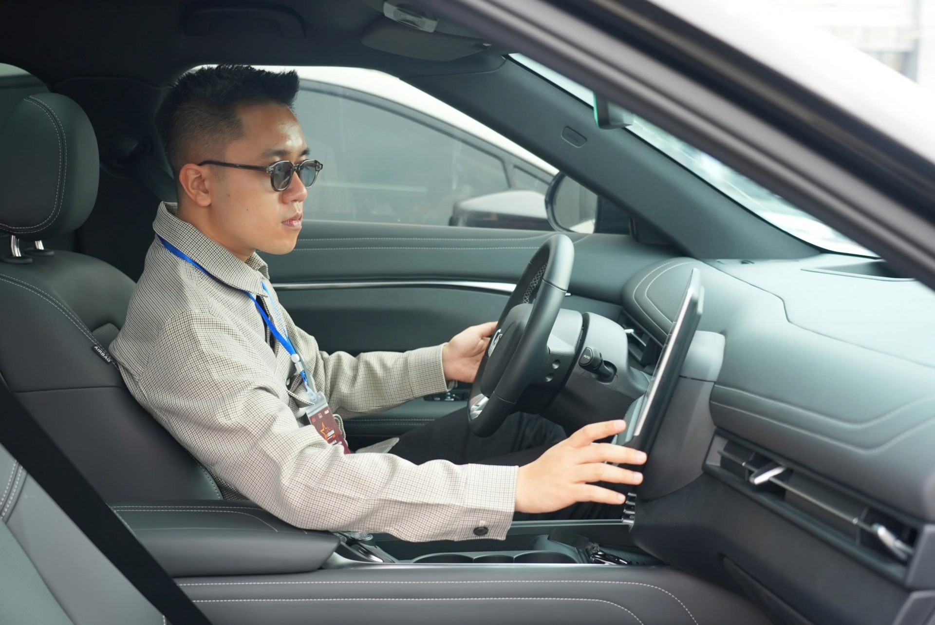 Reviewer Lê Phúc Thành trải nghiệm xe VF 7 tại buổi lái thử.