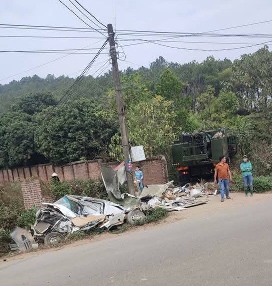 Xác nhận thông tin vụ tai nạn khó tin: Xe tải van Trung Quốc bị xe ngược chiều cán mỏng