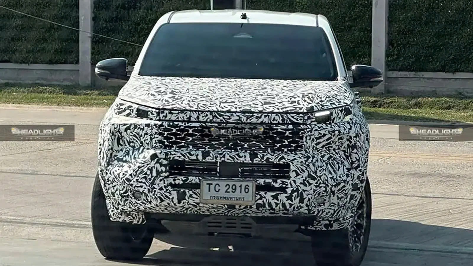 Toyota Hilux 2025 lần đầu lộ diện trên đường tại Thái Lan