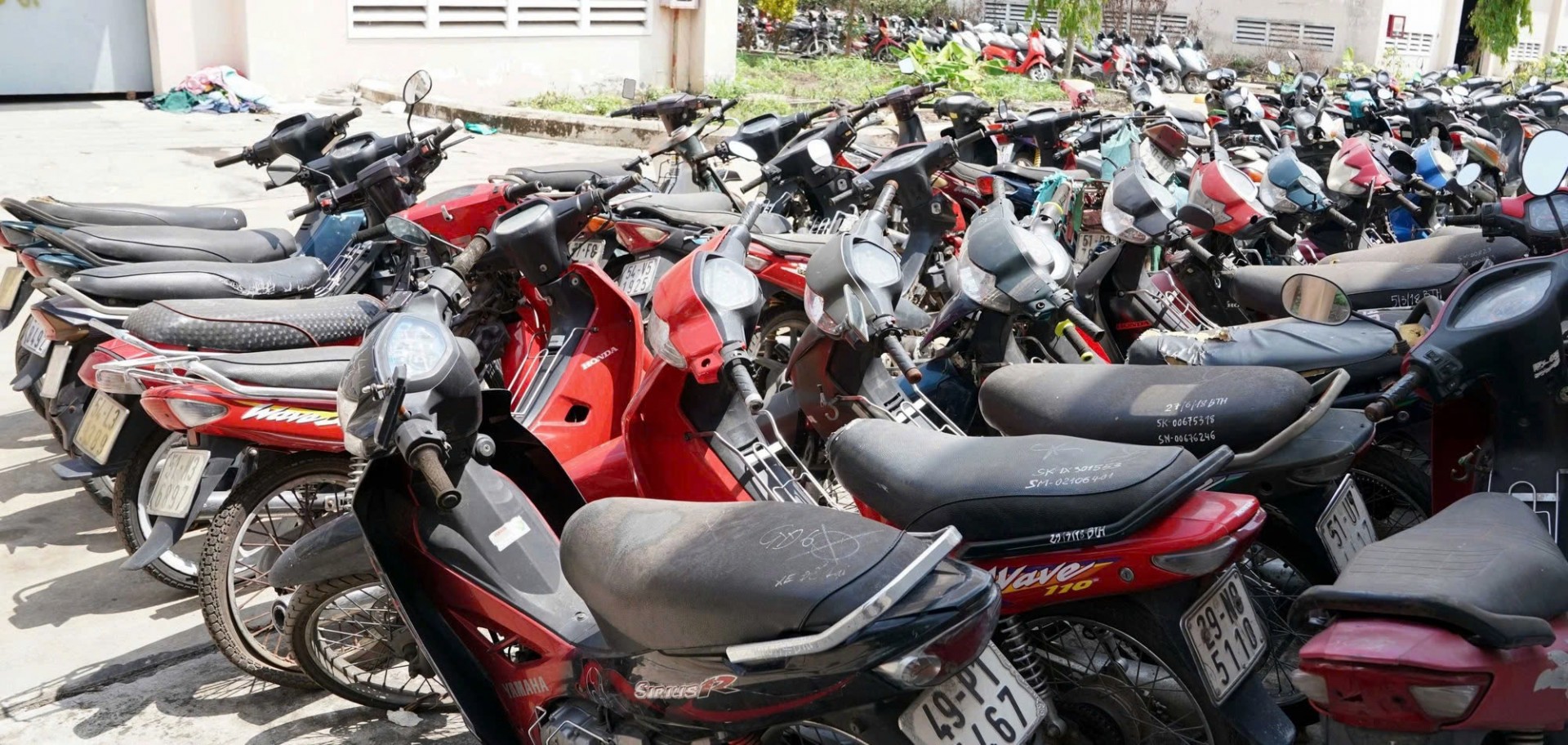 Bãi xe vi phạm quá tải sau khi mức phạt vi phạm giao thông tăng.