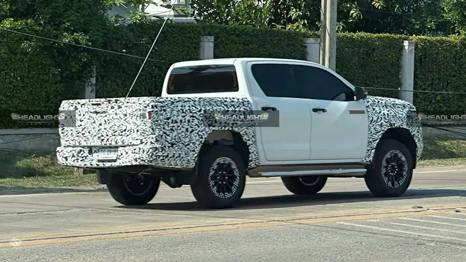 Toyota Hilux 2025 lần đầu lộ diện trên đường tại Thái Lan