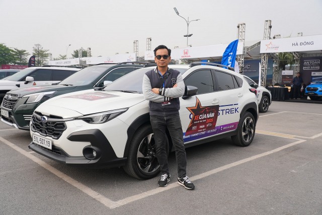 Giám khảo XE CỦA NĂM 2025 so sánh Subaru Crosstrek và Toyota Corolla Cross