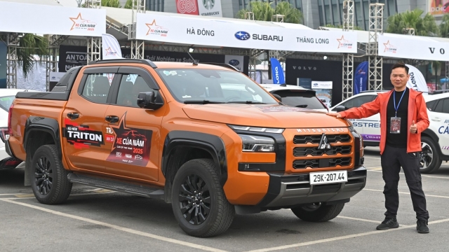 Giám khảo XE CỦA NĂM 2025 so sánh Mitsubishi Triton với Toyota Hilux