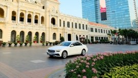 Sedan hạng sang E-Class gây bất ngờ với mức giá mới hấp dẫn