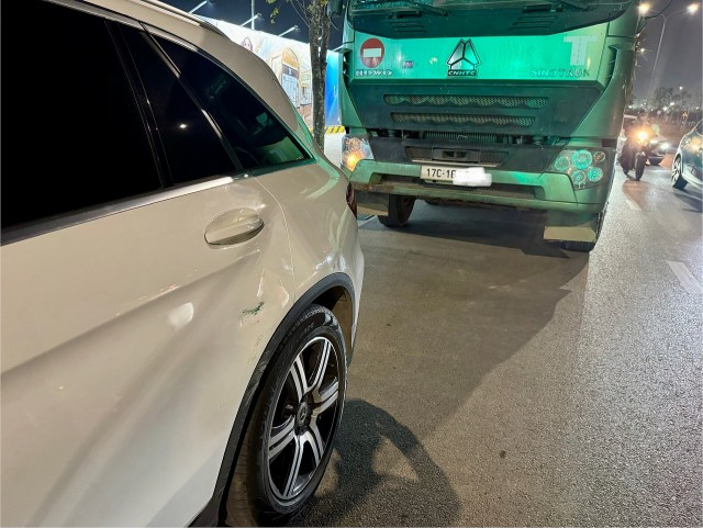 “Hổ vồ” va chạm xe Mercedes và cách xử lý cực kỳ thuyết phục giữa hai chủ xe