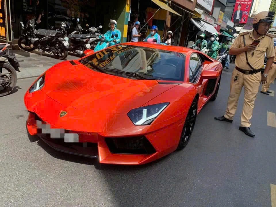Người lái Lamborghini bất tỉnh giữa phố