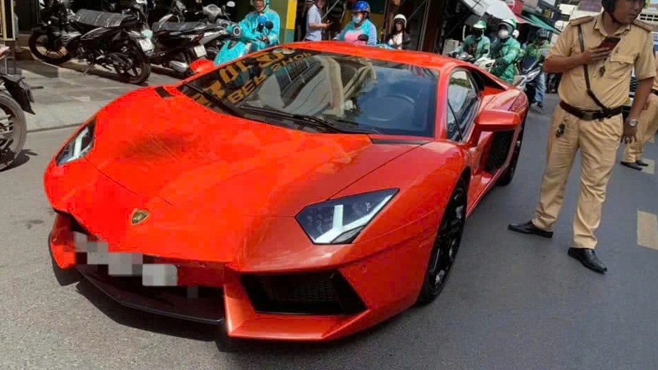 Người lái Lamborghini bất tỉnh giữa phố