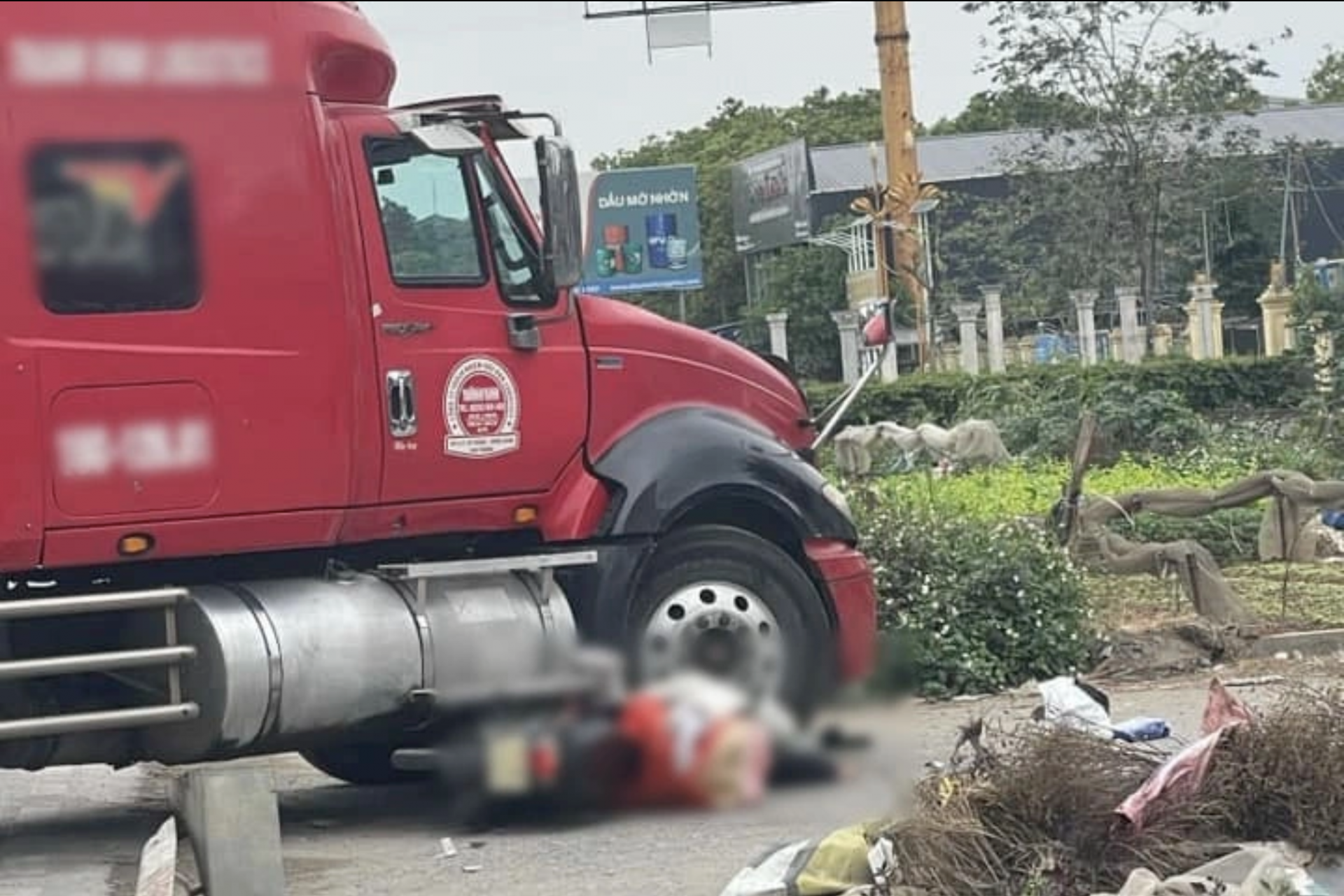 Tài xế xe công đúng, sai ra sao trong vụ tai nạn va chạm với xe máy trên Quốc lộ 5 Tài xế xe công đúng, sai ra sao trong vụ tai nạn va chạm với xe máy trên Quốc lộ 5