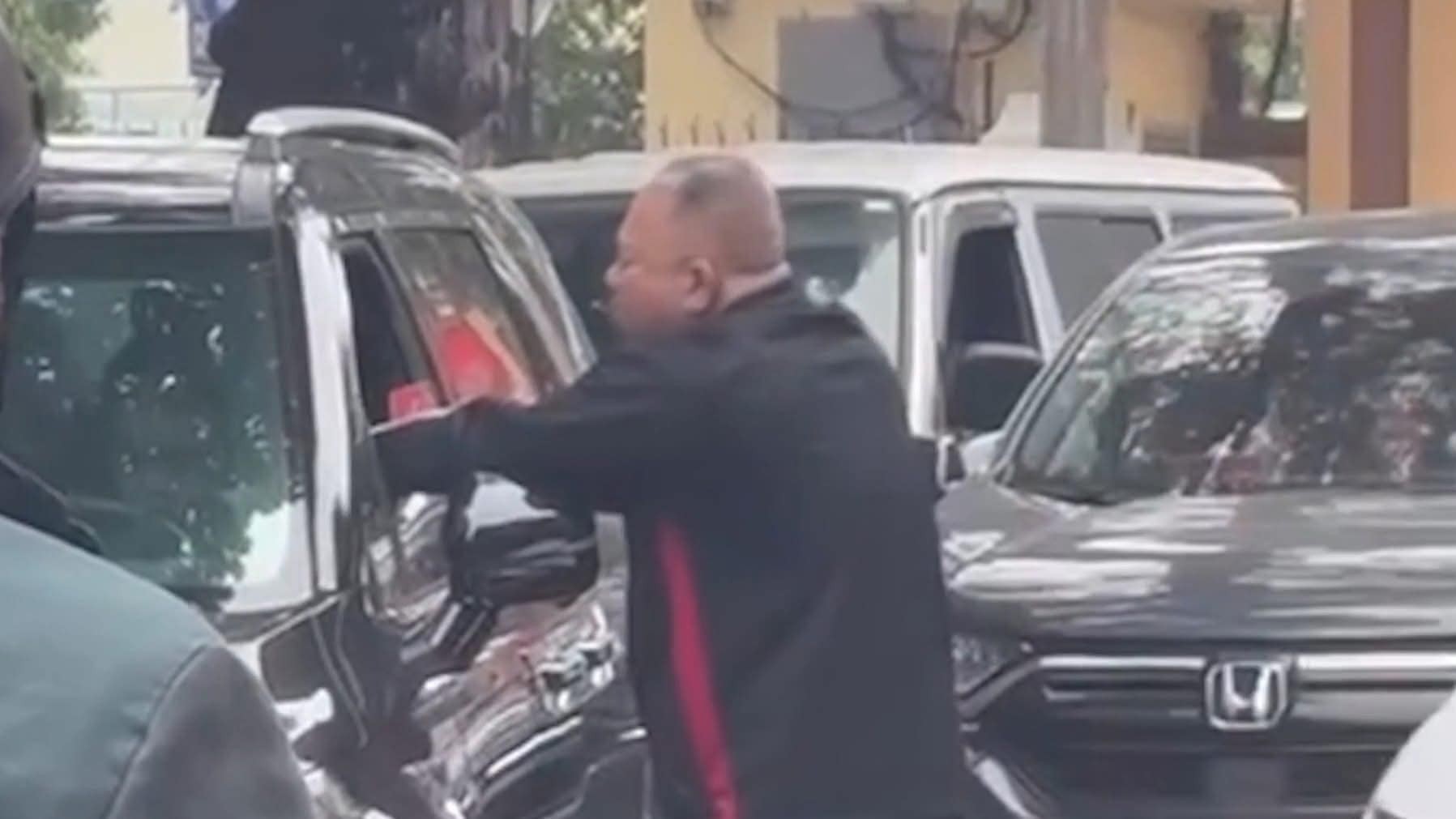 Thêm clip tài xế đánh người ở Hà Nội, do mâu thuẫn ở điểm đỗ xe