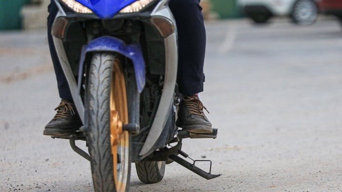 Lỗi không gạt chân chống xe máy phạt bao nhiêu 2025