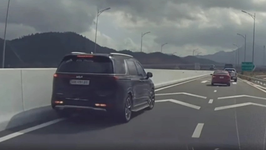 Vụ nữ tài xế lùi xe Kia Carnival trên cao tốc Nha Trang - Cam Lâm: Lùi xe cao tốc bị phạt như thế nào?