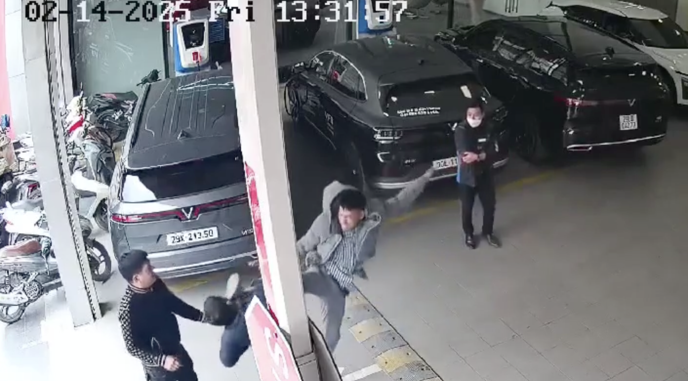 chu vinfast vf 5 bi nguoi va cham hanh hung vi bat dong ve viec chon noi sua chua xe