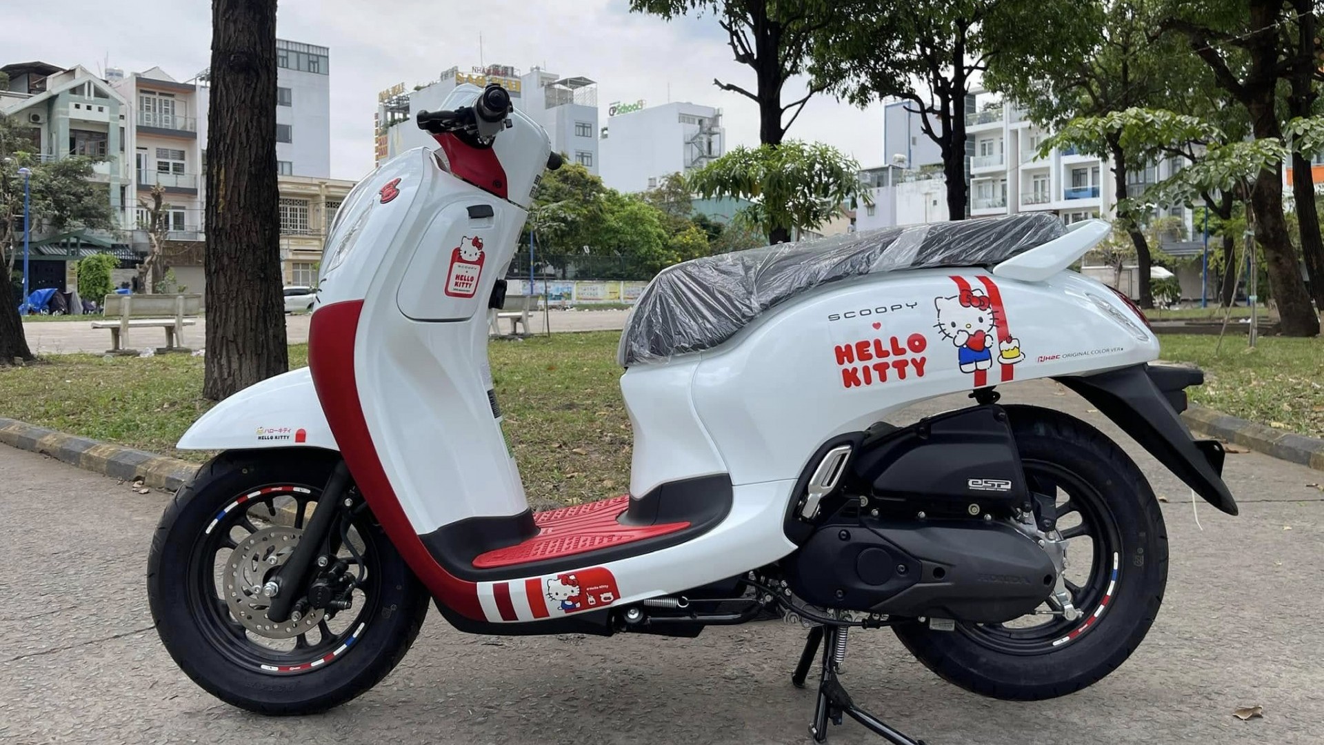 Xe tay ga giới hạn Honda Scoopy Hello Kitty, giá 89 triệu đồng tại Việt Nam