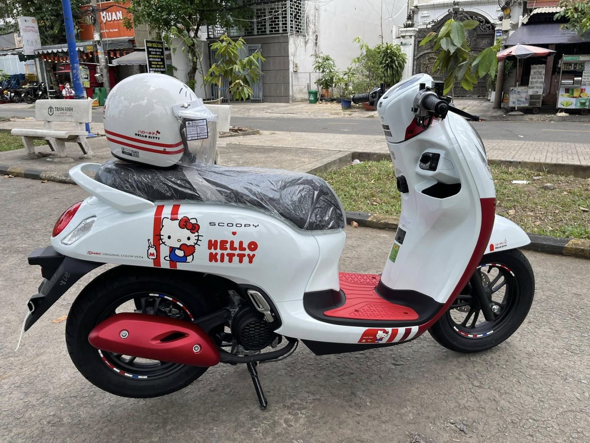 Xe tay ga giới hạn Honda Scoopy Hello Kitty, giá 89 triệu đồng tại Việt Nam