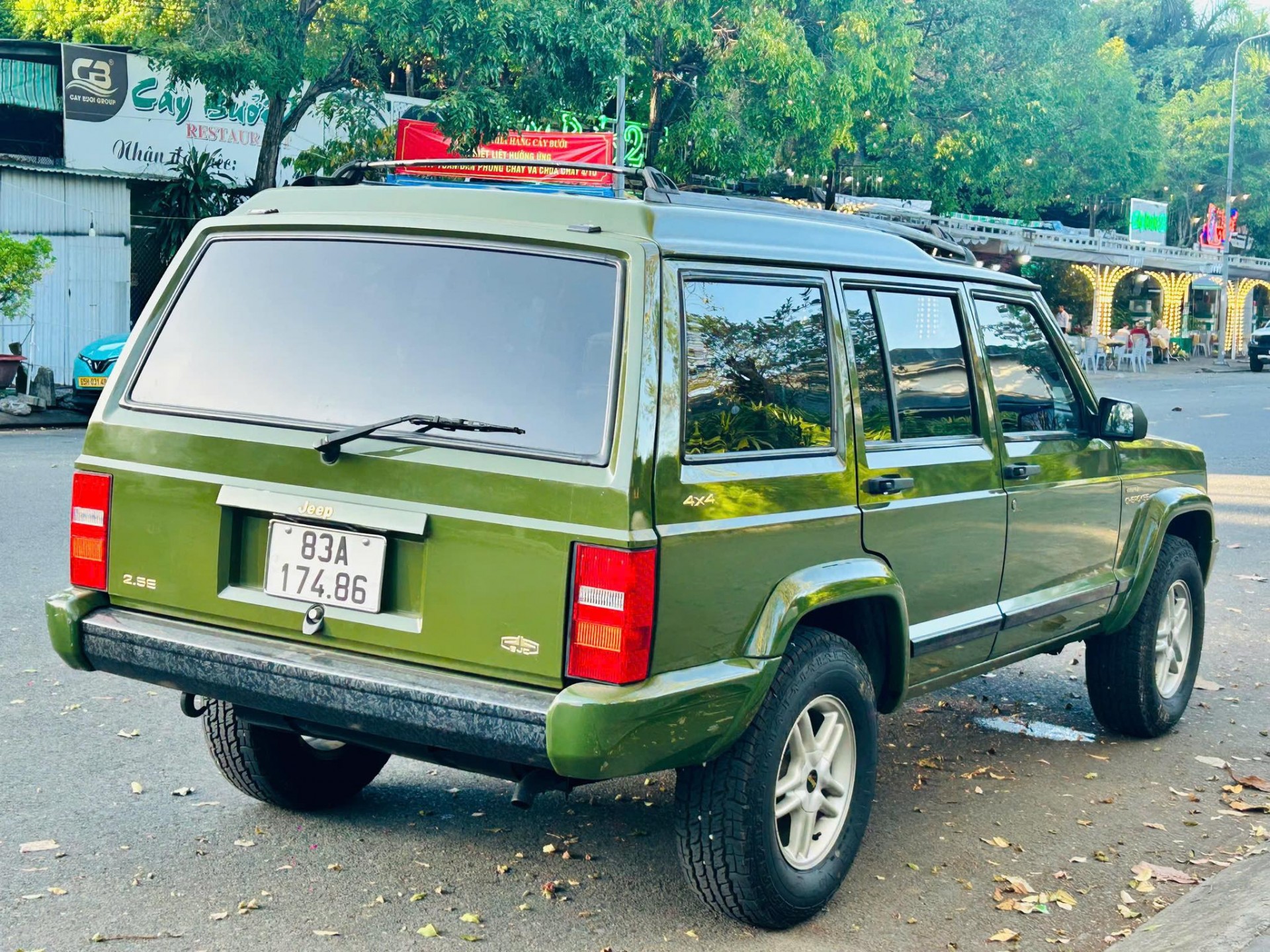 Bắt gặp Jeep Cherokee 21 năm tuổi, còn nguyên như mới tại Long An