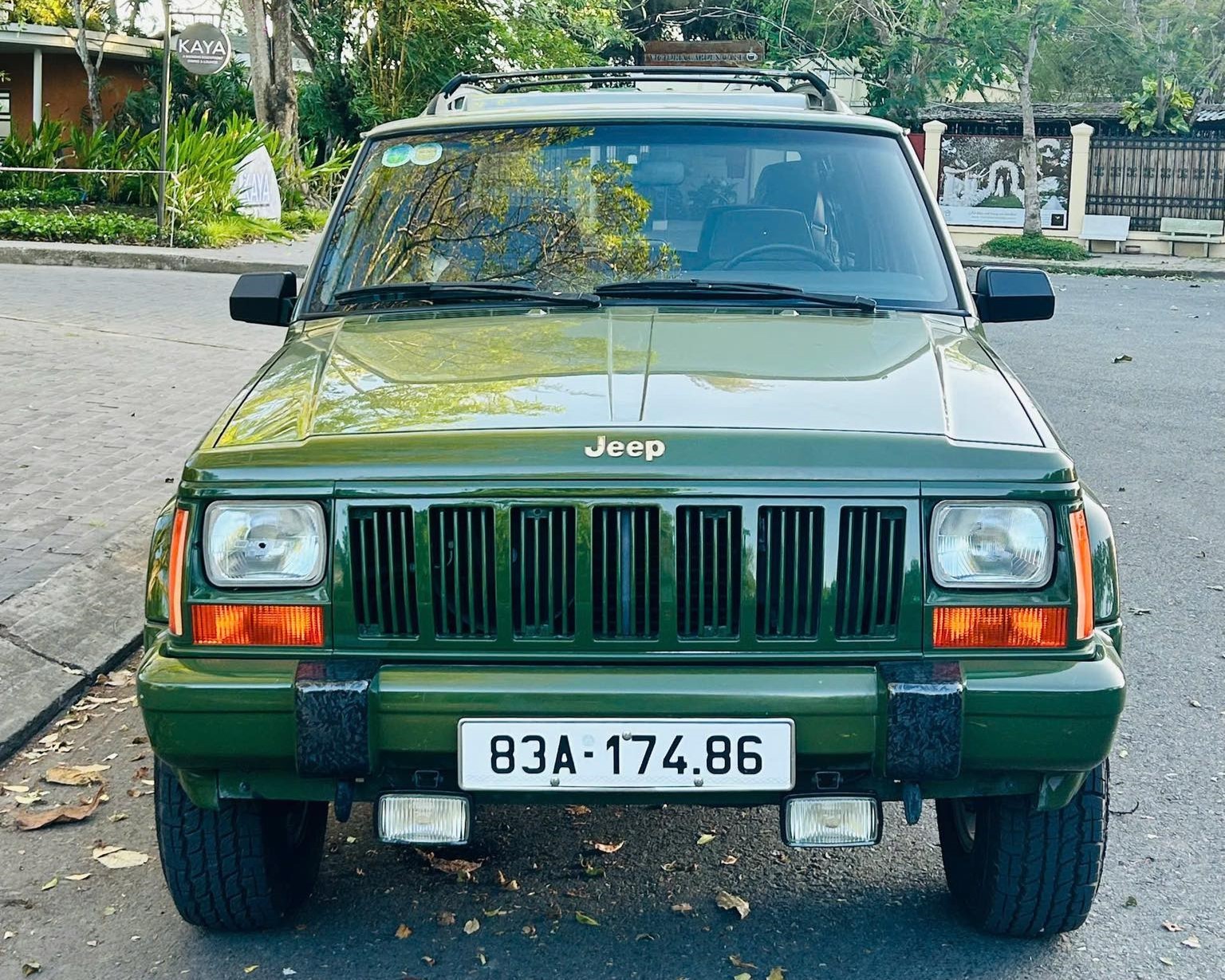 Bắt gặp Jeep Cherokee 21 năm tuổi, còn nguyên như mới tại Long An