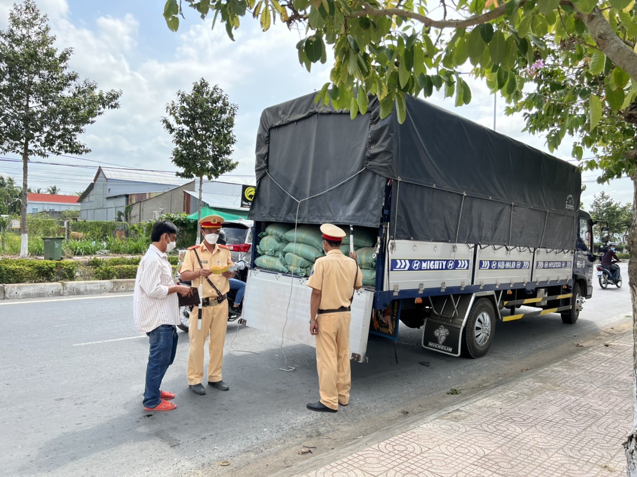 Xe quá tải, quá khổ, chở hàng cồng kềnh: Phạt bao nhiêu tiền, trừ bao nhiêu điểm giấy phép lái xe? Xe quá tải, quá khổ, chở hàng cồng kềnh: phạt bao nhiêu tiền