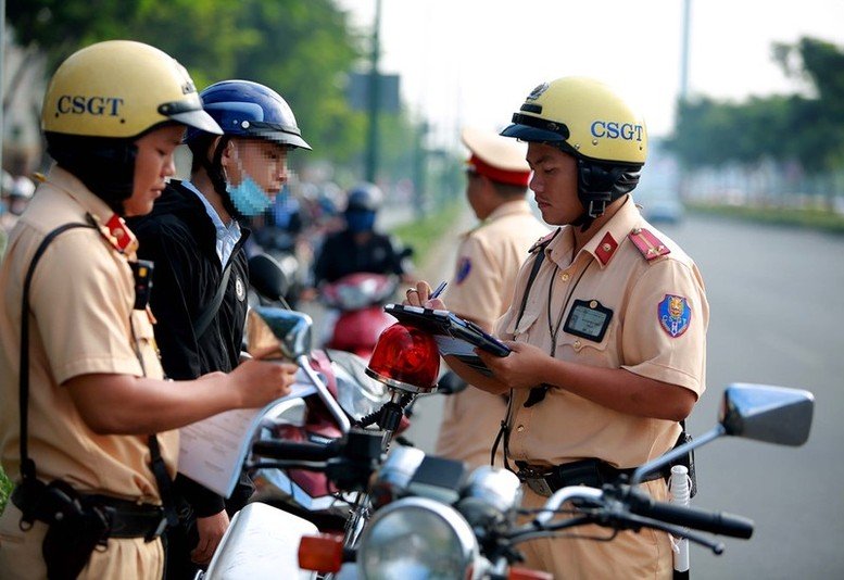 Cảnh sát giao thông (CSGT) là lực lượng chính được giao nhiệm vụ kiểm soát, xử lý vi phạm giao thông đường bộ.