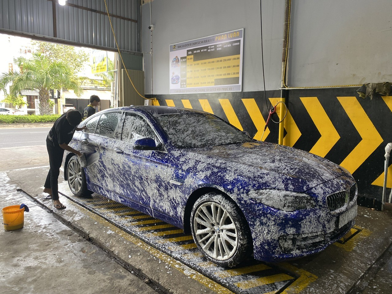Việc sử dụng nước rửa xe tốt sẽ giúp bảo vệ lớp sơn của xe.