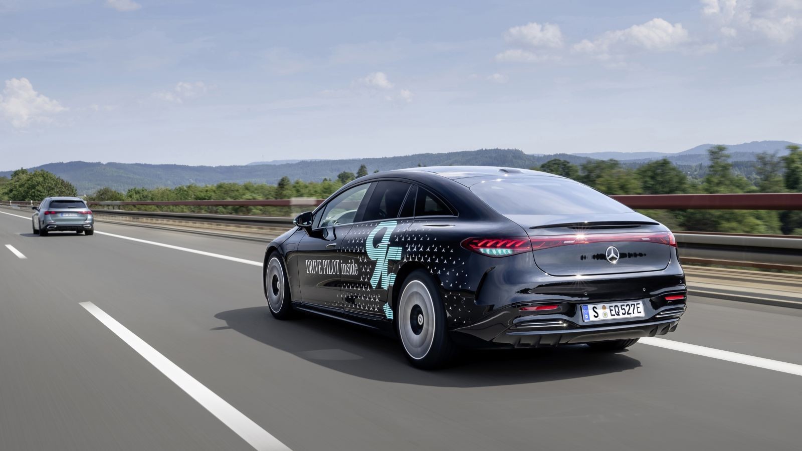 Mercedes-Benz tiên phong với màu đèn nhận diện xe tự lái