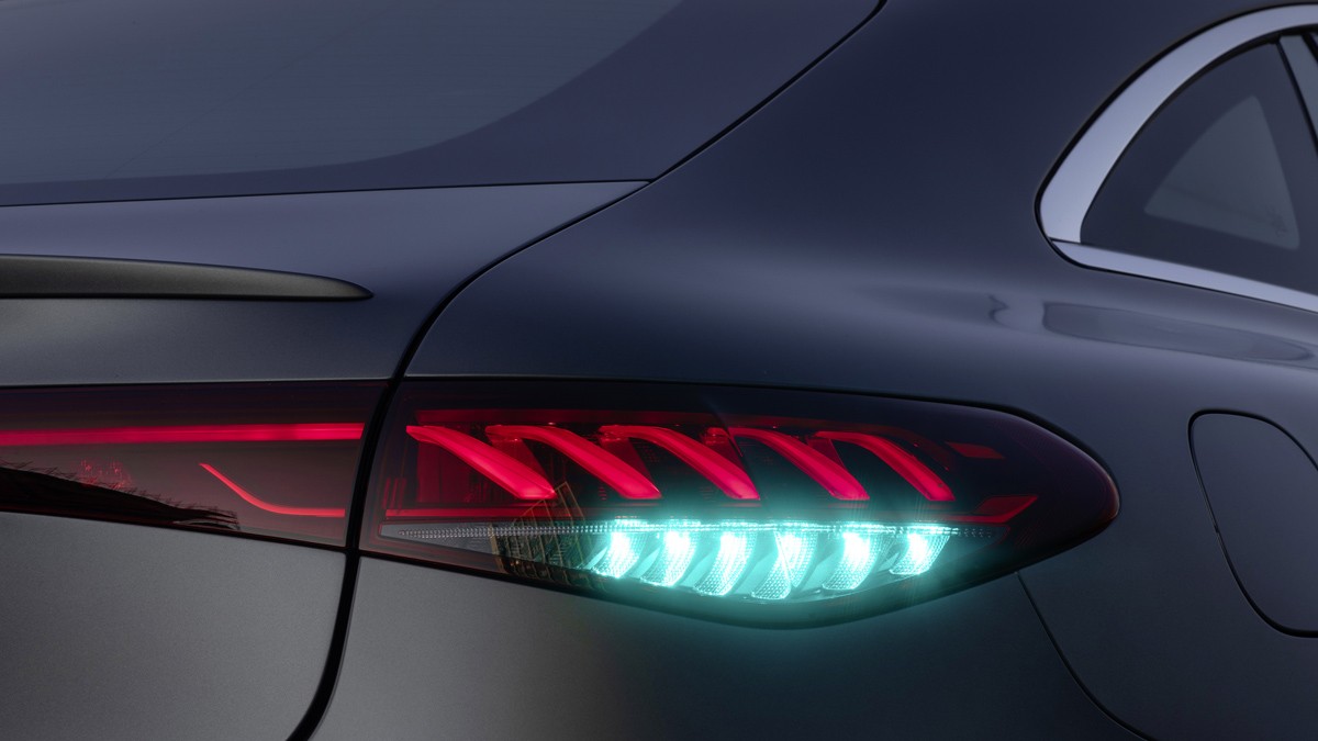 Mercedes-Benz tiên phong với màu đèn nhận diện xe tự lái