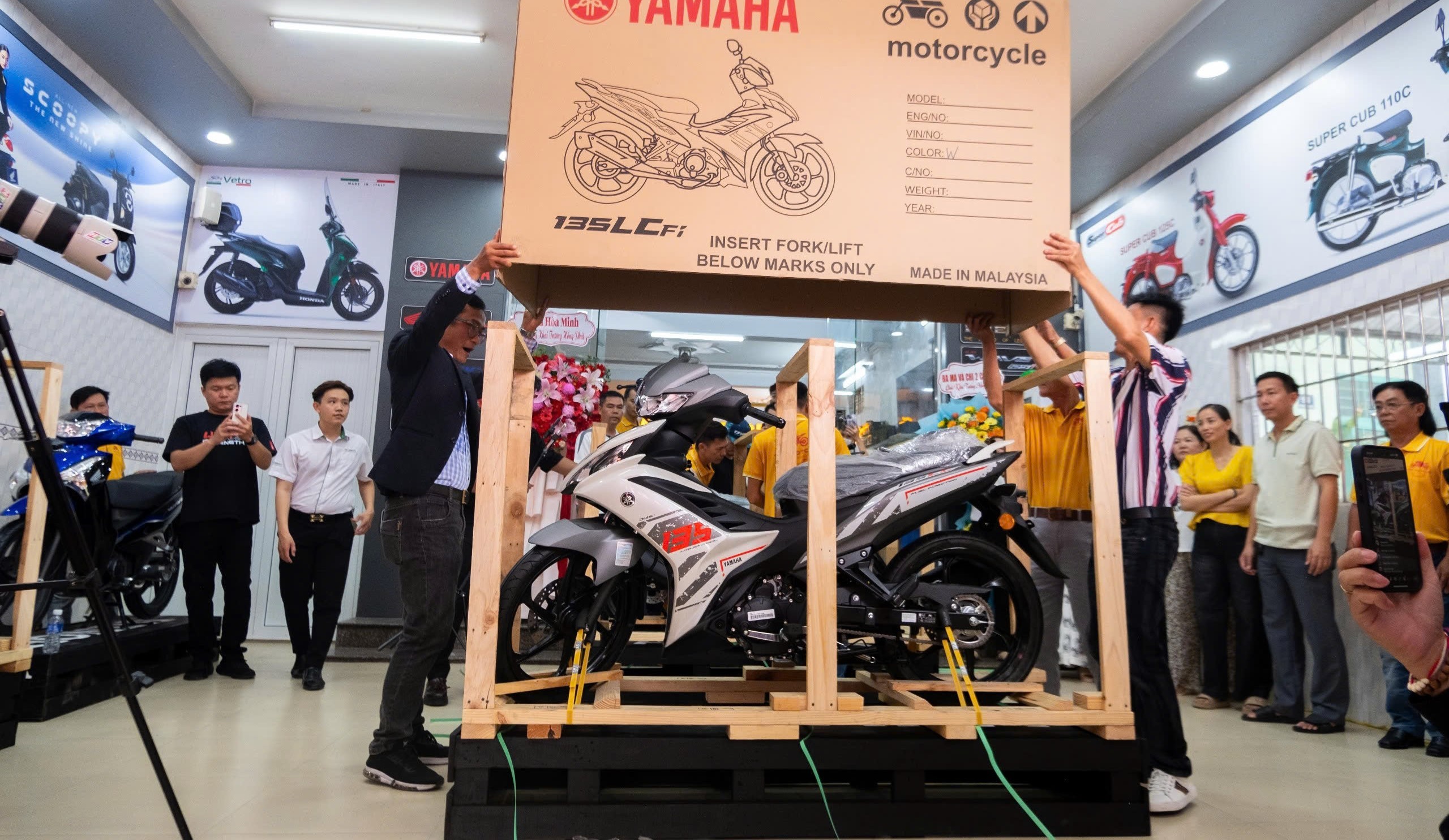 Honda Wave 125i và Yamaha 135LC Fi nhập khẩu Malaysia bất ngờ xuất hiện tại Việt Nam