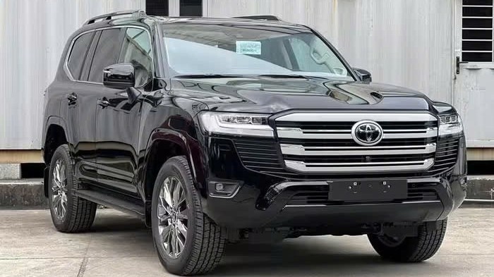 Toyota Land Cruiser 2025 thêm những trang bị gì mà tăng giá 300 triệu?