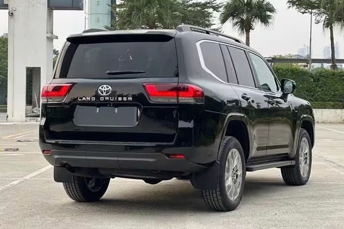 Toyota Land Cruiser 2025 thêm những trang bị gì mà tăng giá 300 triệu?