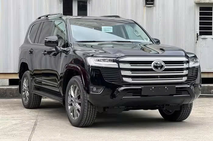 Toyota Land Cruiser 2025 thêm những trang bị gì mà tăng giá 300 triệu?