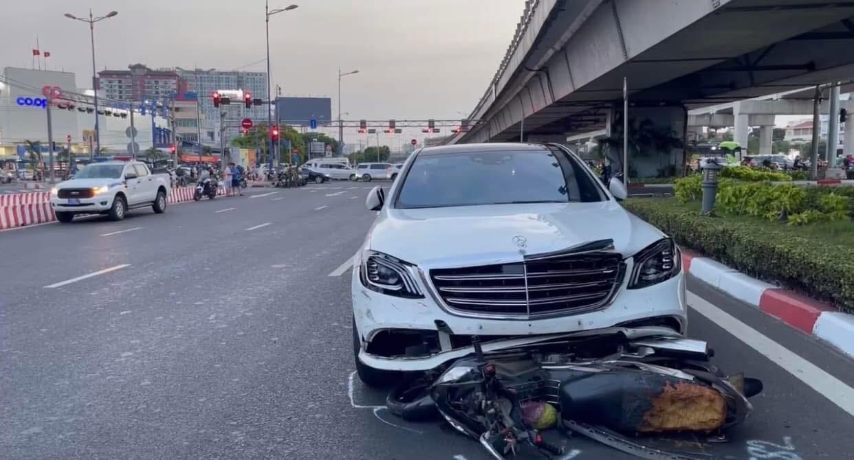 Vụ Mercedes tông 10 xe máy ở Thủ Đức Vụ Mercedes tông 10 xe máy ở Thủ Đức